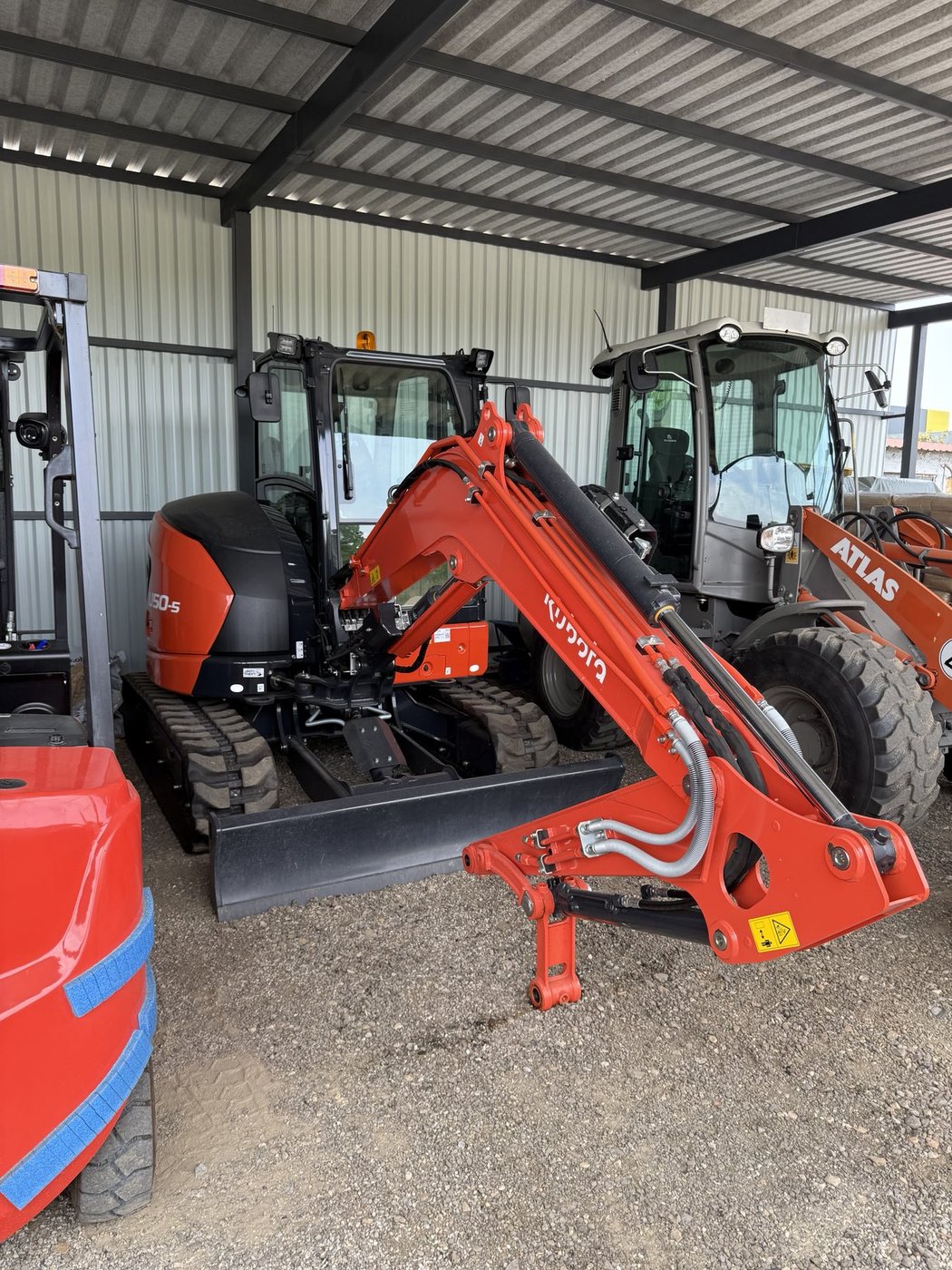 Kubota mini bager u hangaru