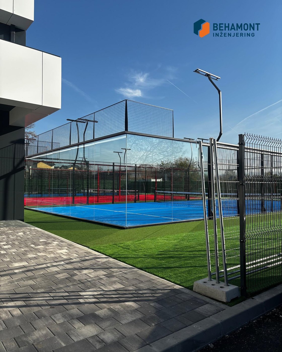 Padel teren sa staklenim ogradama