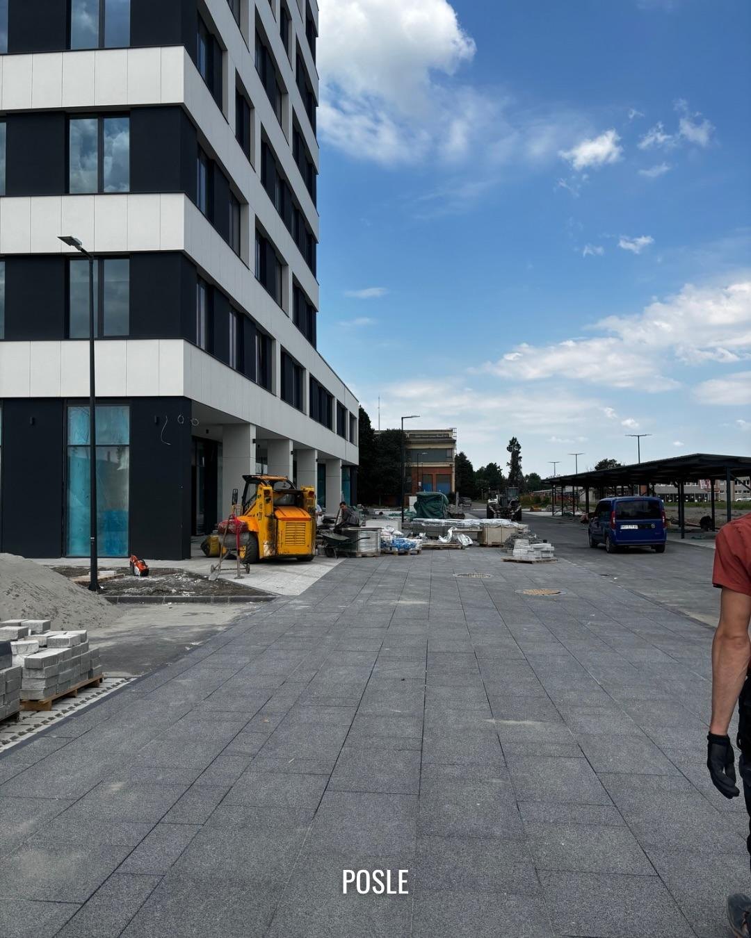 Popločan prilaz poslovnoj zgradi