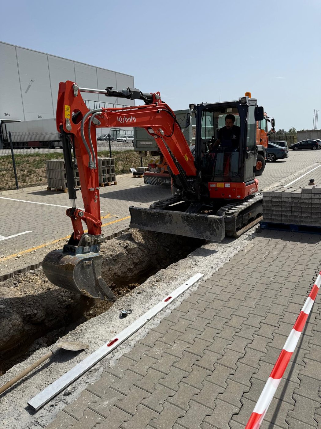 Iskop rova pored ugrađenih ploča